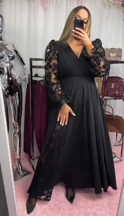 Vestido comprido bordado com gola alta