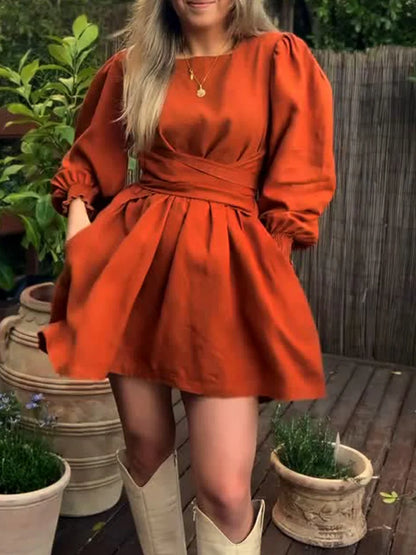 Vestido em linho e algodão com atilhos na cintura