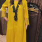 Vestido comprido com saia plissada e decote redondo