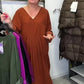 Vestido túnica plissado, solto e casual, com decote em V