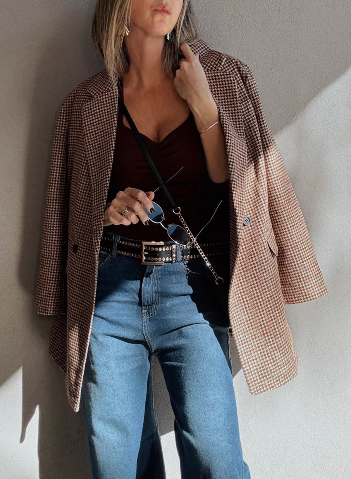 Blazer castanho com gola pied-de-poule e lapela