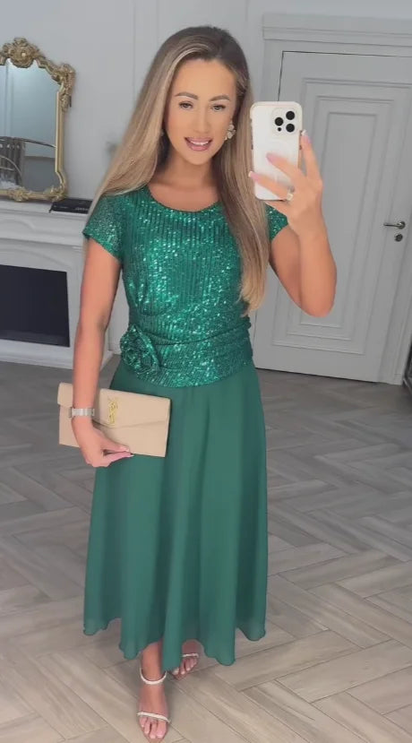 🌼 Vestido de noite com manga curta e decote redondo, decorado com lantejoulas.