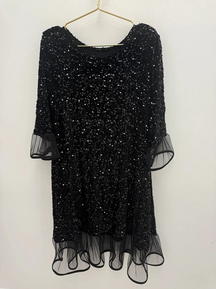 Vestido com tule franzido e lantejoulas