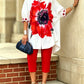 O conjunto artístico e elegante de duas peças inclui uma camisa floral e calças.