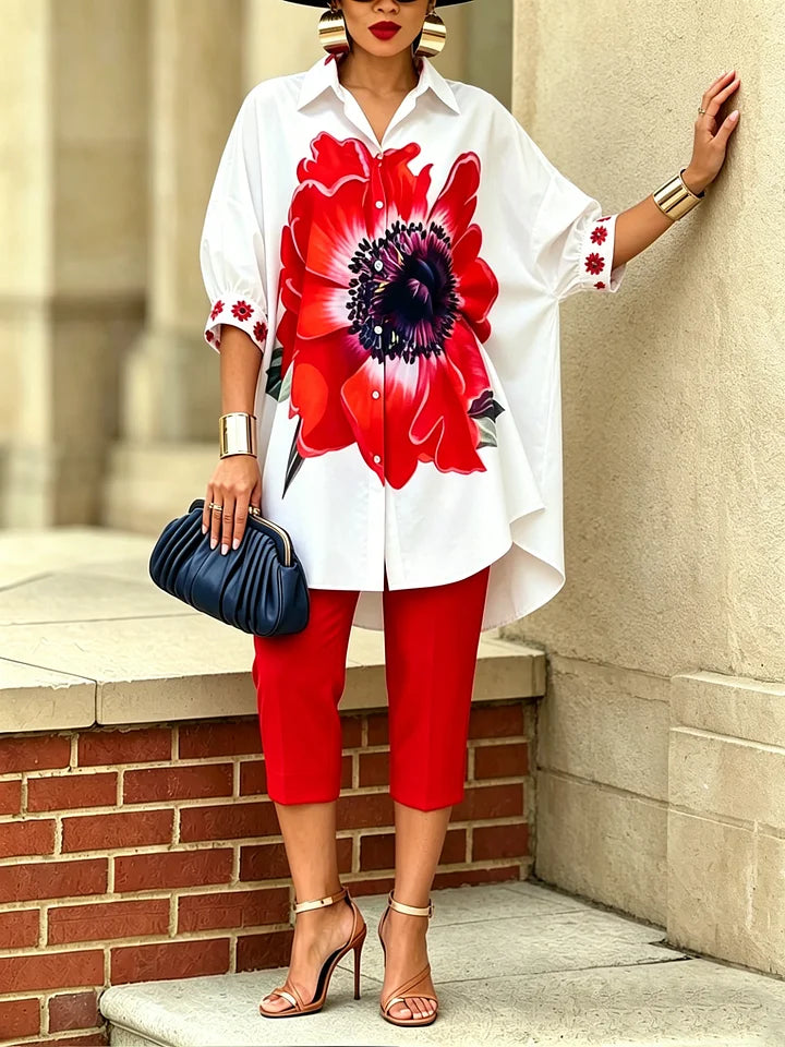 O conjunto artístico e elegante de duas peças inclui uma camisa floral e calças.