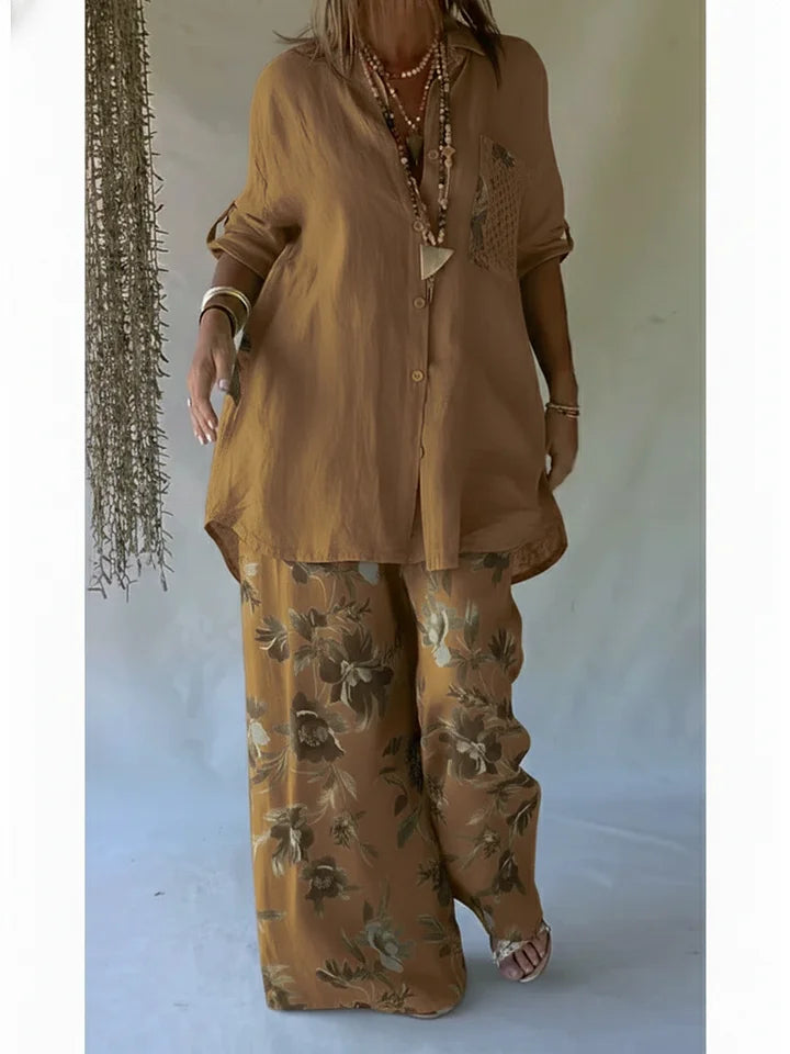 Conjunto de duas peças casual com estampado floral, composto por camisa e calças em linho e algodão