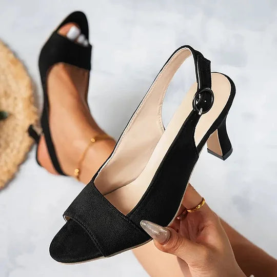 Sapatos de salto alto elegantes para mulher com tira no tornozelo