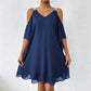 Vestido de menina com decote em V e ombros à mostra