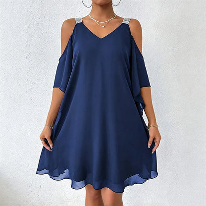 Vestido de menina com decote em V e ombros à mostra