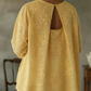 Camisa romântica com bordado floral vazado