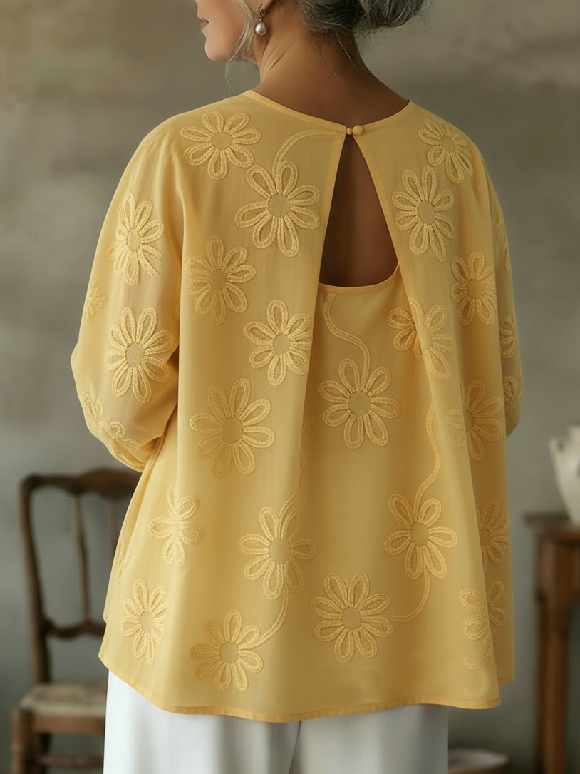 Camisa romântica com bordado floral vazado