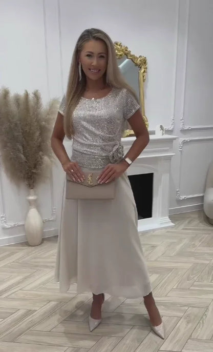 🌼 Vestido de noite com manga curta e decote redondo, decorado com lantejoulas.