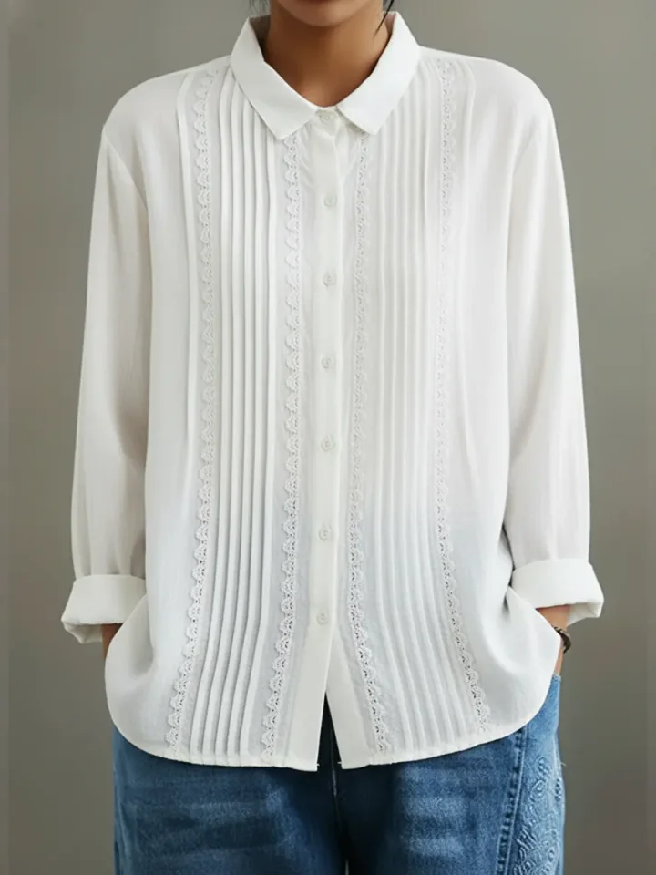 Camisa de senhora em linho e algodão com detalhes em renda e aplicações
