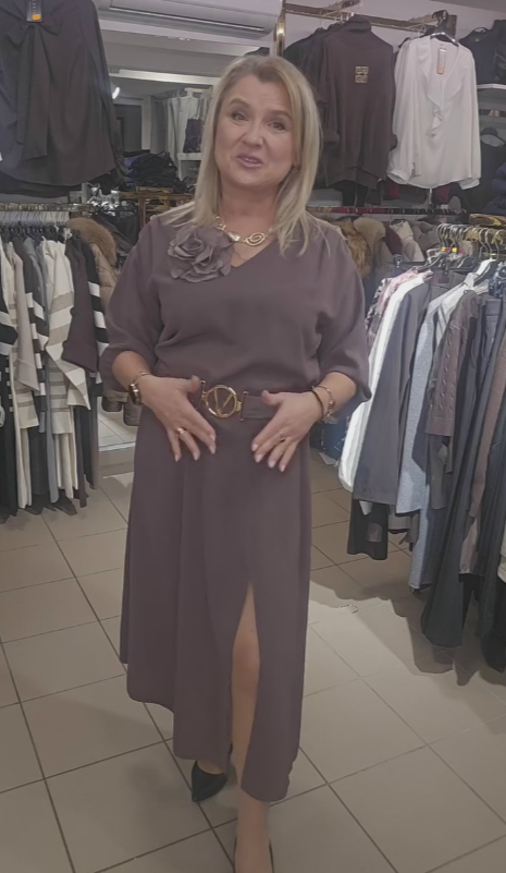 Vestido midi com racha e decote em V