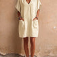 Vestido em algodão e linho com decote em V, simples e elegante.