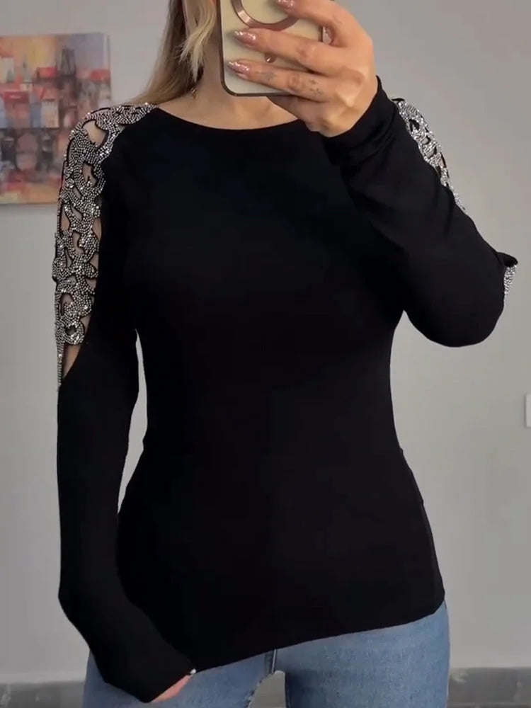 Blusa casual para mulher com gola redonda e detalhes vazados em strass