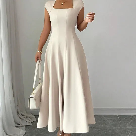 🔥 Elegante vestido de menina em corte evasé, com decote quadrado e modelagem ajustada.
