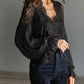 Blusa com decote em V e aplicações em renda