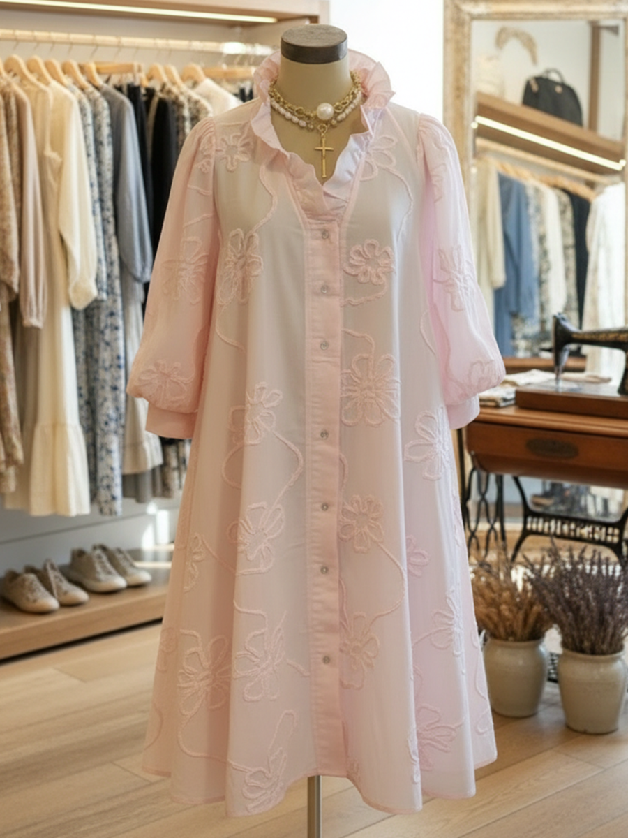 Vestido camiseiro romântico casual com gola babada