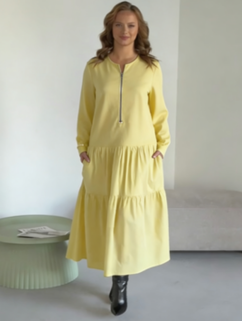 O vestido apresenta um decote com fecho, mangas compridas e uma saia plissada em camadas.