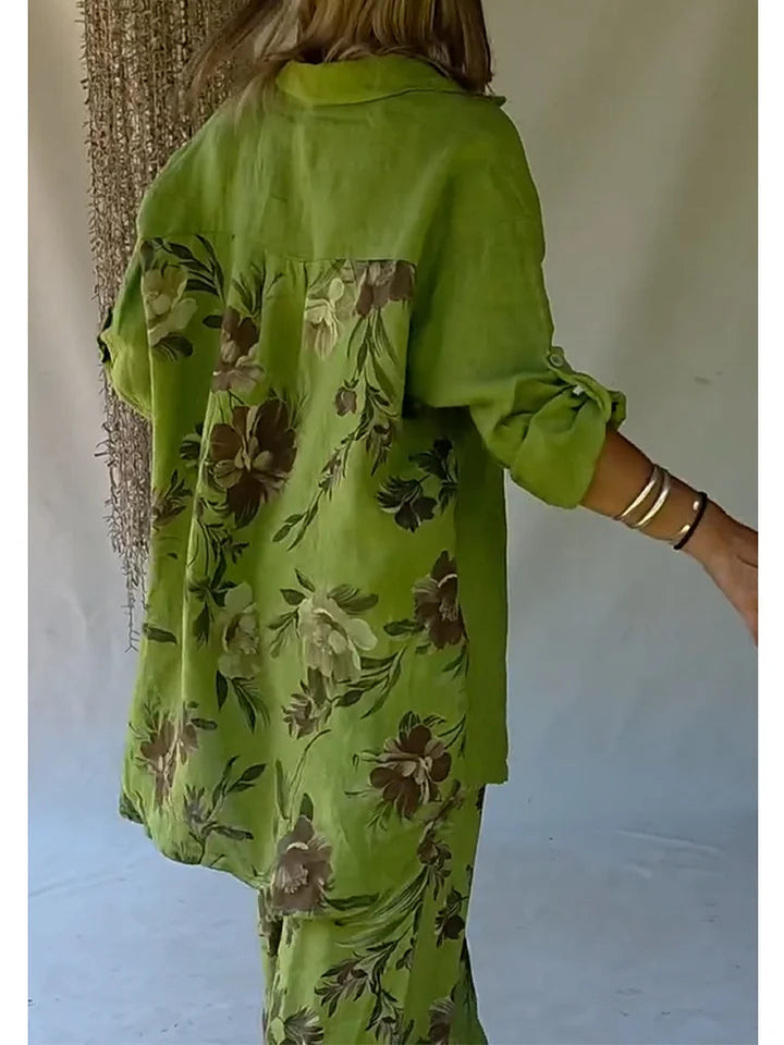 Conjunto de duas peças casual com estampado floral, composto por camisa e calças em linho e algodão