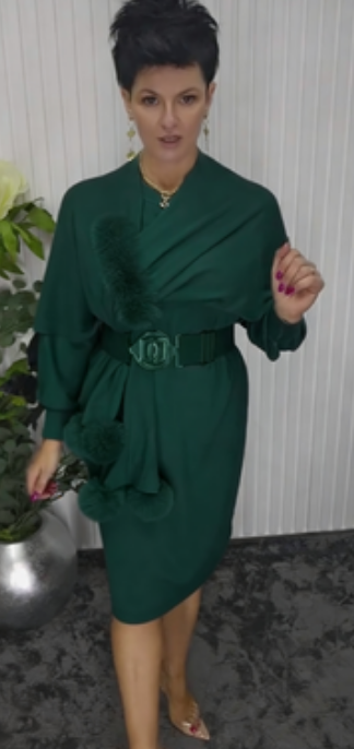 Um vestido de mangas compridas com decote redondo e um xaile decorado com elementos de pelúcia.
