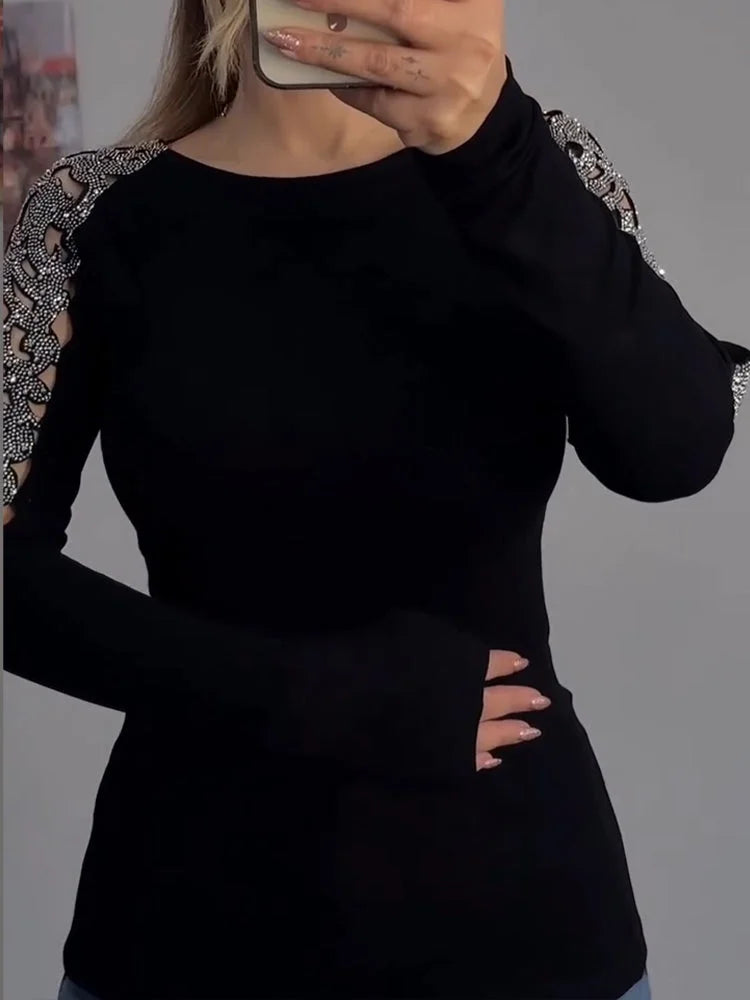 Blusa casual para mulher com gola redonda e detalhes vazados em strass