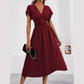 Vestido de menina com decote em V e modelagem ajustada