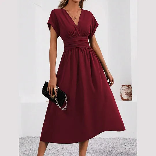 Vestido de menina com decote em V e modelagem ajustada