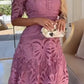 Vestido elegante para mulher com decote redondo e recortes