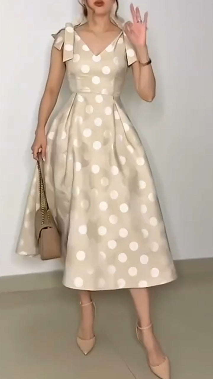Vestido elegante para mulher com decote em V e atilhos às bolinhas