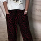 Boné de beisebol estampado, blusa de lantejoulas + calças de alfaiataria largas com padrão leopardo