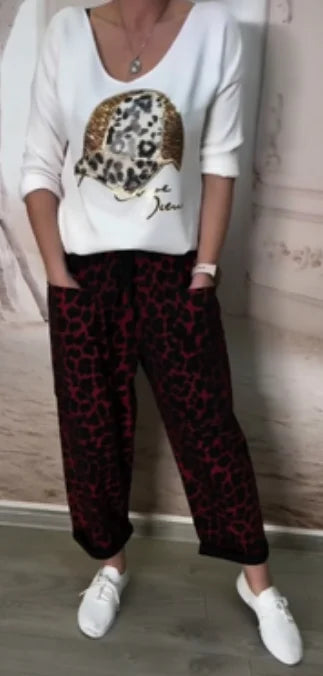Boné de beisebol estampado, blusa de lantejoulas + calças de alfaiataria largas com padrão leopardo