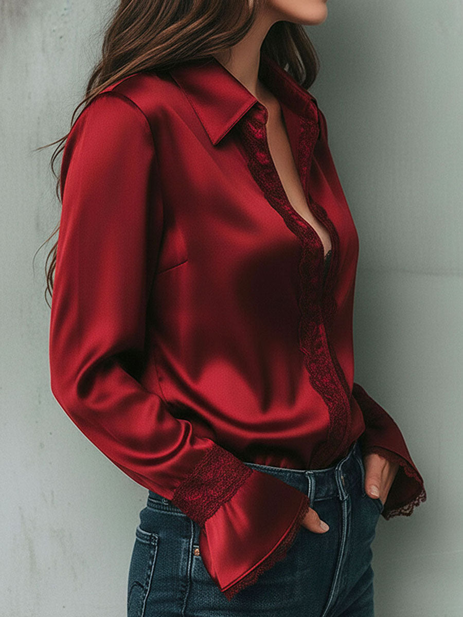 Uma elegante blusa de cetim cor de vinho com mangas largas e detalhes em renda