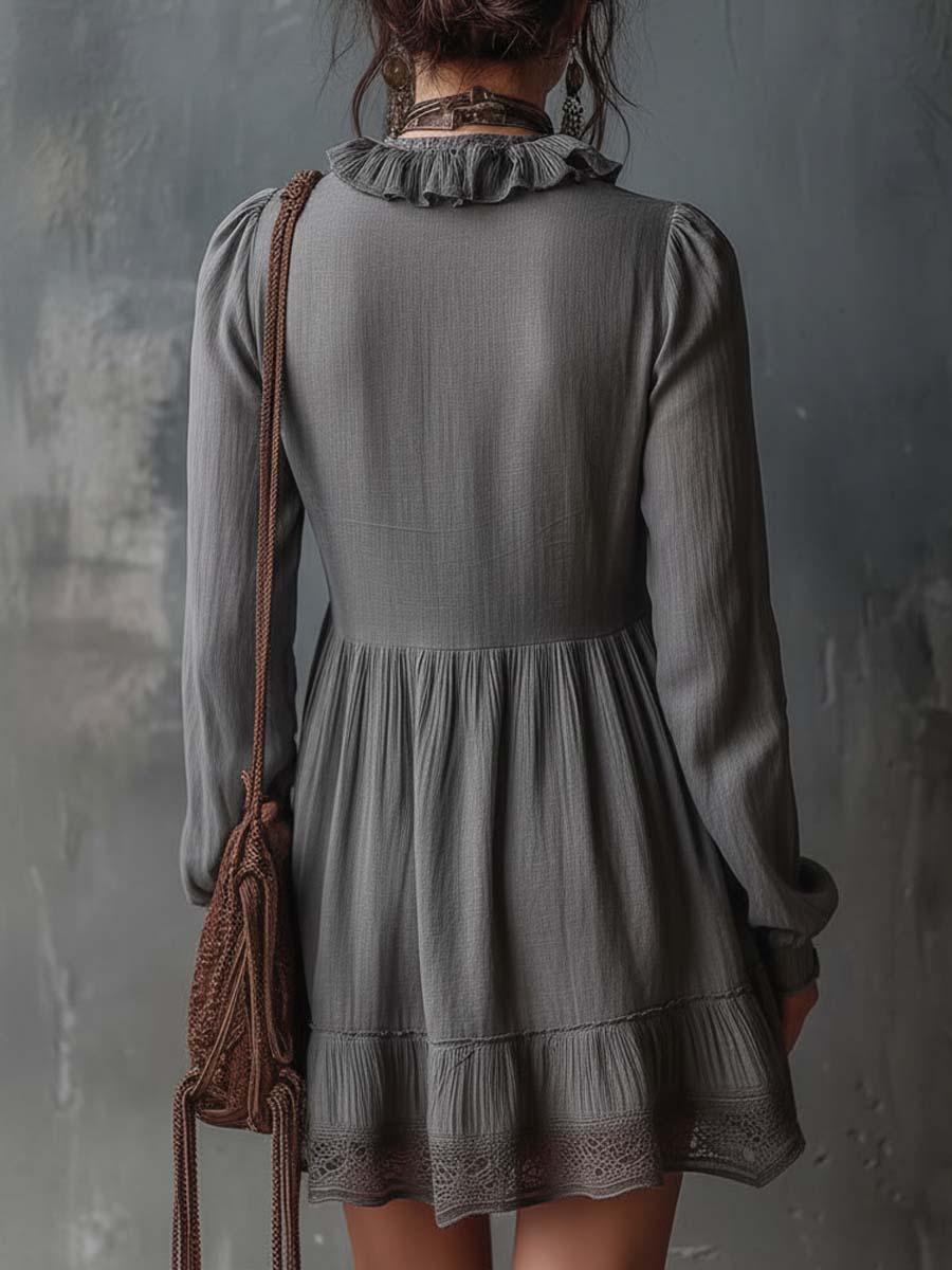 Mini vestido com folhos e decote em V, confecionado em algodão e linho 2025