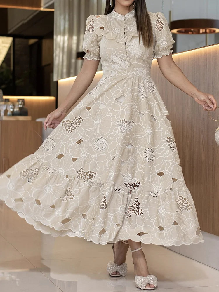 Vestido elegante com bordado floral vazado