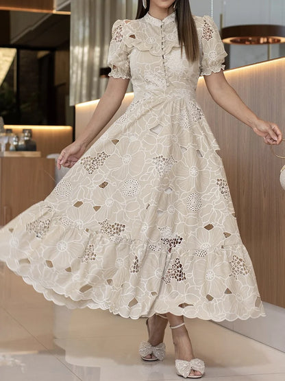Vestido elegante com bordado floral vazado