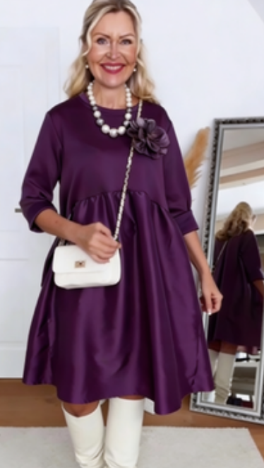 Vestido solto com estampado floral tridimensional e gola redonda