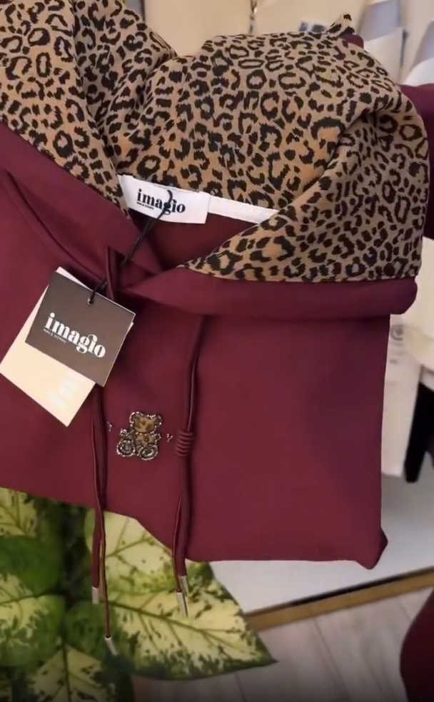 Elegante conjunto de menina com capuz e padrão leopardo, confortável para o dia a dia