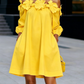 Elegante minivestido de cor única, corte em A e decote ombro a ombro.