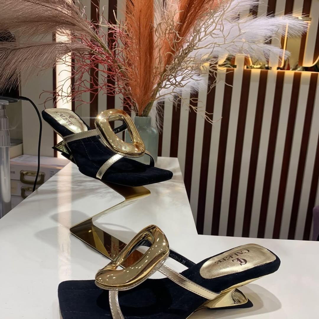 Sandálias de salto baixo estilo argola da moda feminina de verão