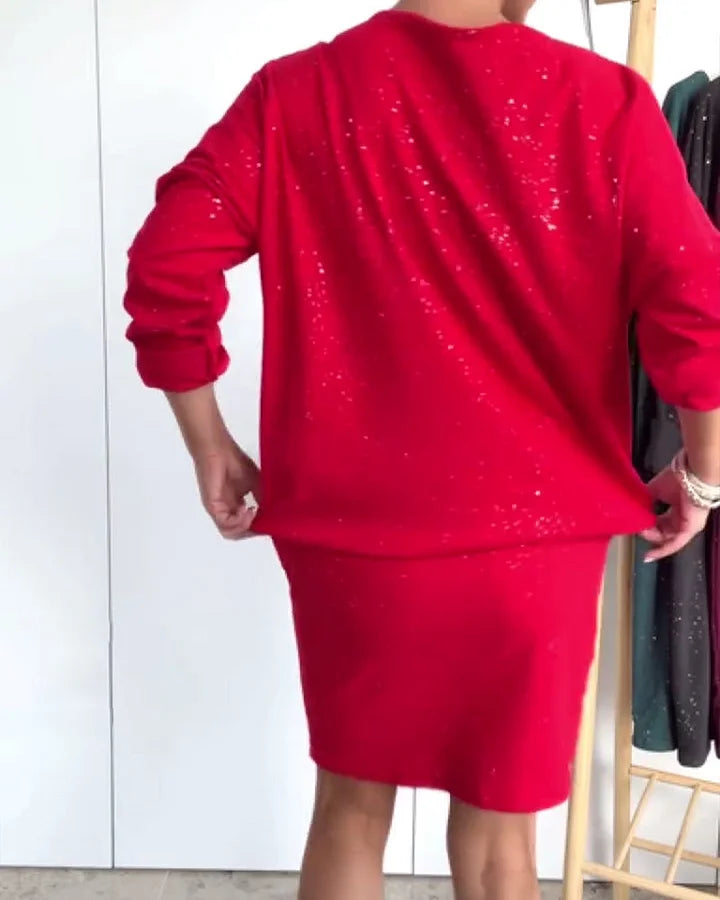 Um vestido com um decote redondo e um delicado brocado
