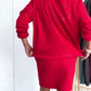 Um vestido com um decote redondo e um delicado brocado