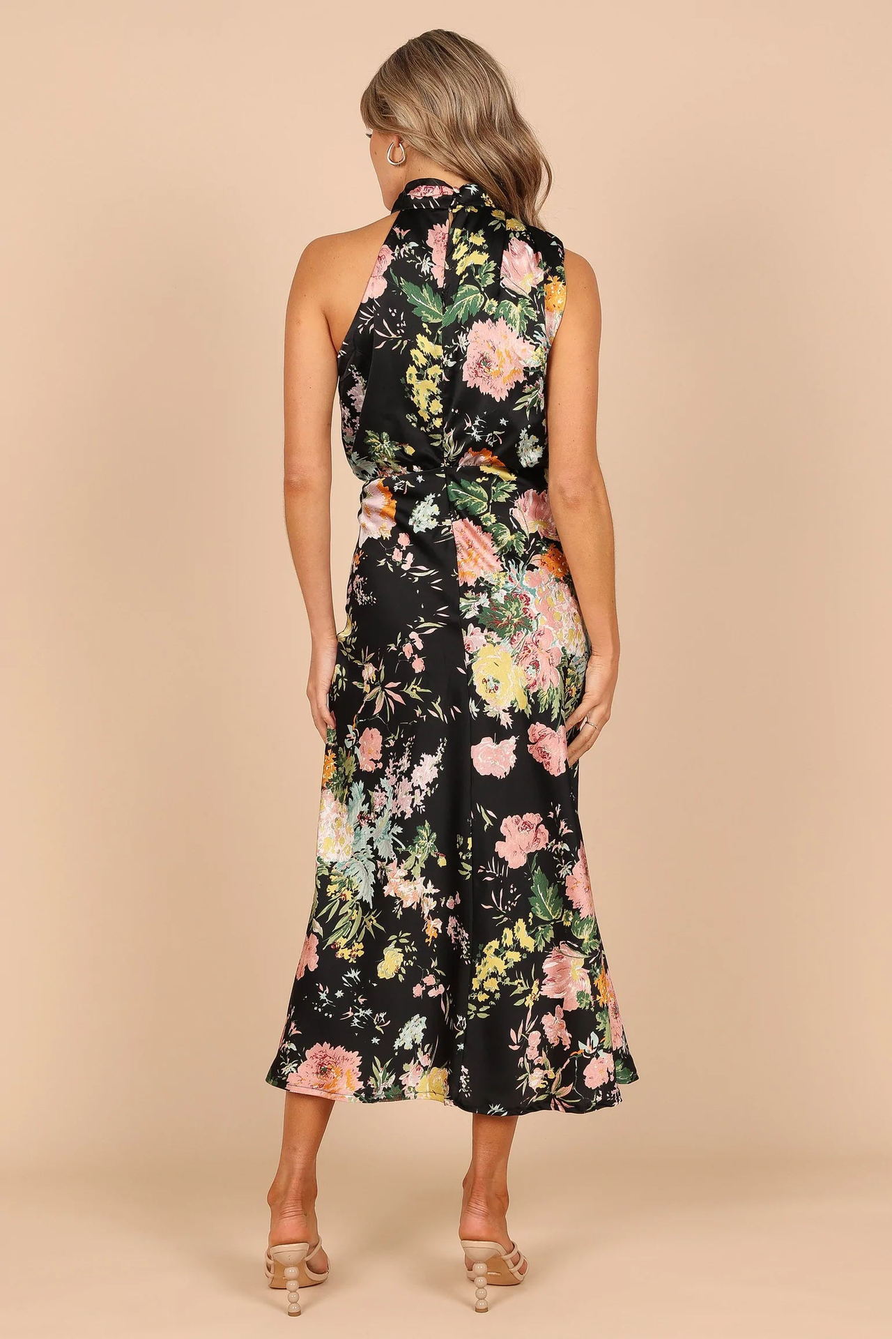Vestido comprido com decote halter e estampado floral