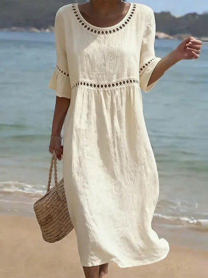 Vestido de menina confecionado em algodão e linho, confortável, com renda e corte largo.