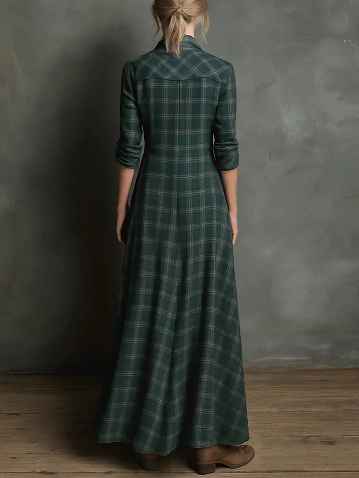 Vestido camiseiro xadrez verde com lapela e abotoamento simples