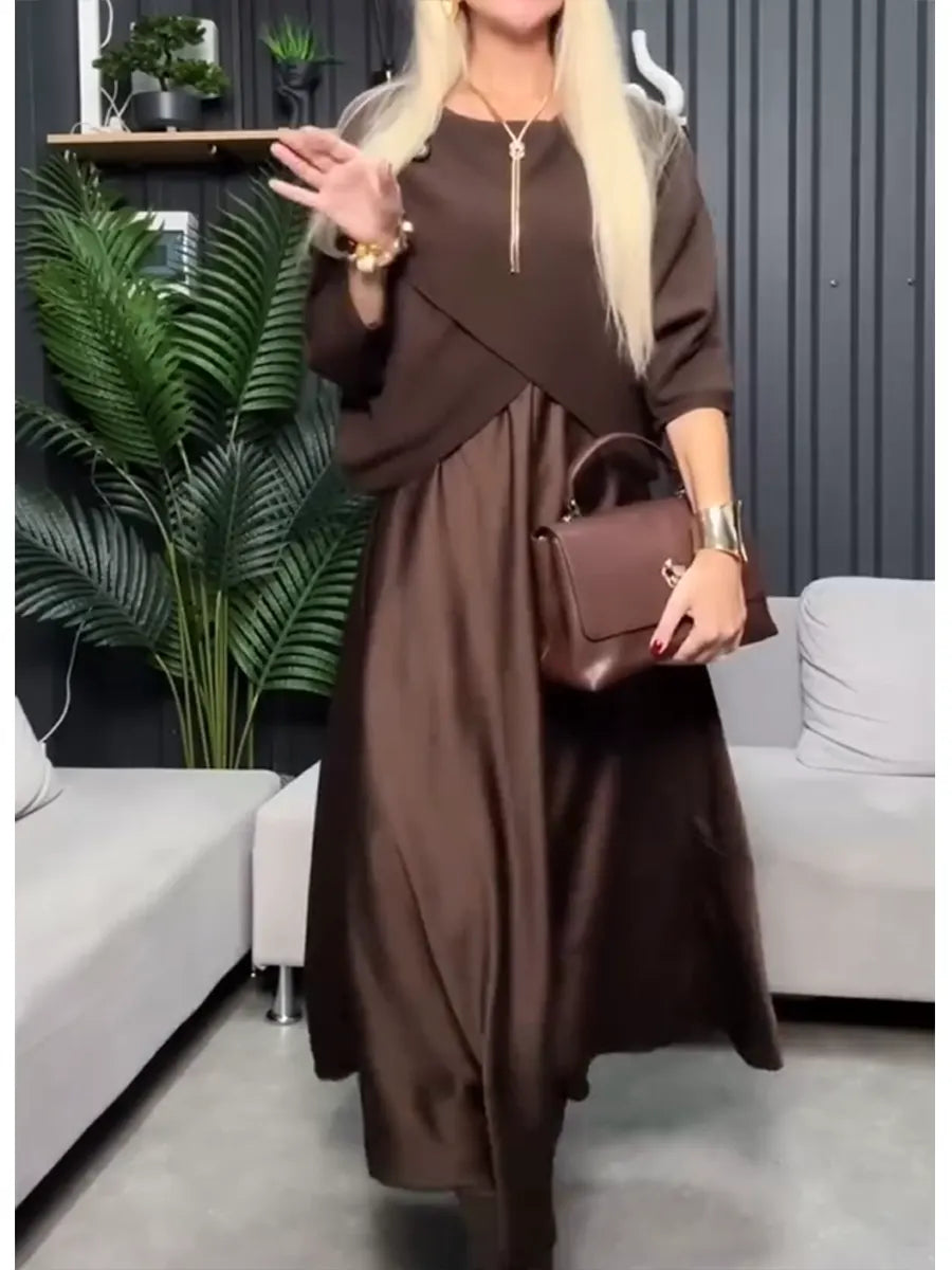 Conjunto de duas peças para mulher: camisola de malha e vestido de cetim.