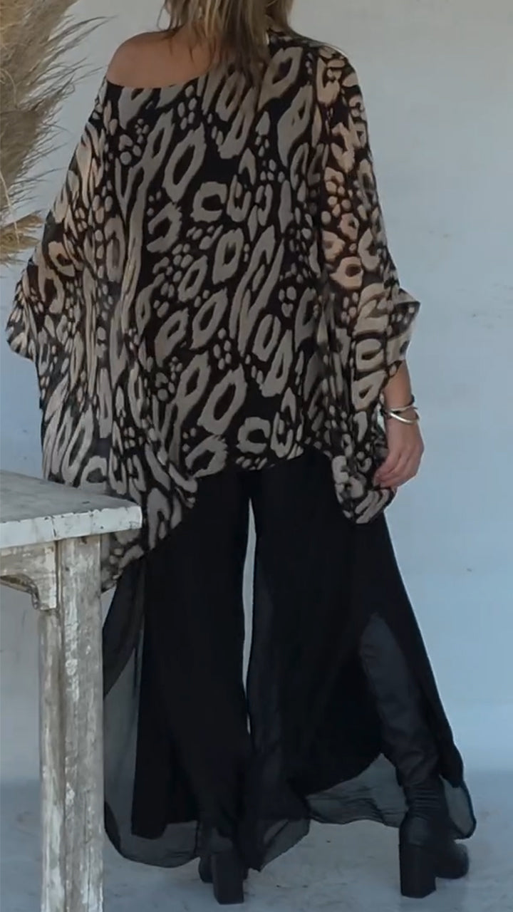 Conjunto casual para menina com blusa e calças estampadas e decote redondo
