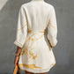 Elegante minivestido de renda com decote em V