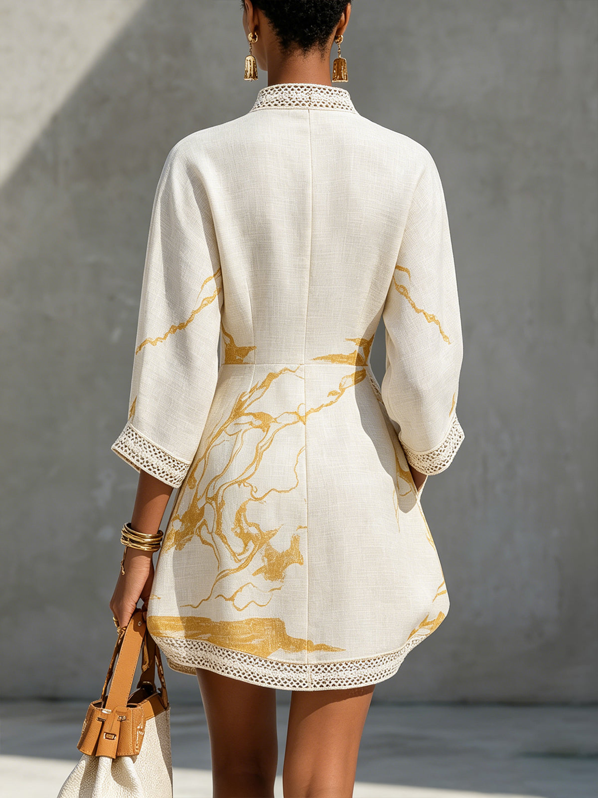 Elegante minivestido de renda com decote em V